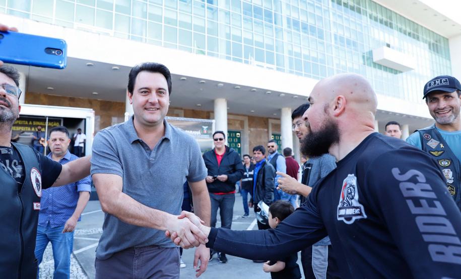 O governador Carlos Massa Ratinho Junior disse neste sábado (27) que o Governo do Paraná prepara, em parceria com motociclistas, uma agenda turística robusta para integrar ainda mais os clubes e potencializar as viagens ao encontro das belezas naturais do Estado. Ele participou das comemorações da 1ª Moto União, no Palácio Iguaçu, evento idealizado pelo Departamento de Trânsito do Paraná (Detran-PR) que passa a fazer parte do calendário estadual em razão do Dia do Motociclista.