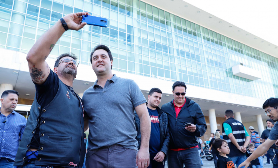 O governador Carlos Massa Ratinho Junior disse neste sábado (27) que o Governo do Paraná prepara, em parceria com motociclistas, uma agenda turística robusta para integrar ainda mais os clubes e potencializar as viagens ao encontro das belezas naturais do Estado. Ele participou das comemorações da 1ª Moto União, no Palácio Iguaçu, evento idealizado pelo Departamento de Trânsito do Paraná (Detran-PR) que passa a fazer parte do calendário estadual em razão do Dia do Motociclista.