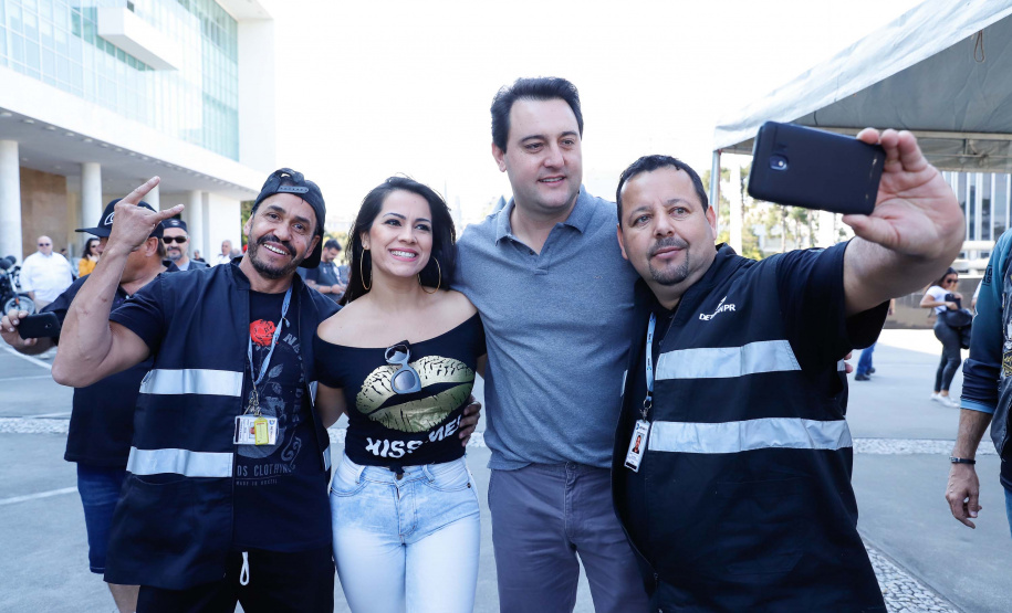 O governador Carlos Massa Ratinho Junior disse neste sábado (27) que o Governo do Paraná prepara, em parceria com motociclistas, uma agenda turística robusta para integrar ainda mais os clubes e potencializar as viagens ao encontro das belezas naturais do Estado. Ele participou das comemorações da 1ª Moto União, no Palácio Iguaçu, evento idealizado pelo Departamento de Trânsito do Paraná (Detran-PR) que passa a fazer parte do calendário estadual em razão do Dia do Motociclista.