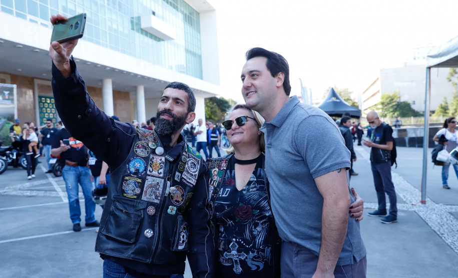 O governador Carlos Massa Ratinho Junior disse neste sábado (27) que o Governo do Paraná prepara, em parceria com motociclistas, uma agenda turística robusta para integrar ainda mais os clubes e potencializar as viagens ao encontro das belezas naturais do Estado. Ele participou das comemorações da 1ª Moto União, no Palácio Iguaçu, evento idealizado pelo Departamento de Trânsito do Paraná (Detran-PR) que passa a fazer parte do calendário estadual em razão do Dia do Motociclista.