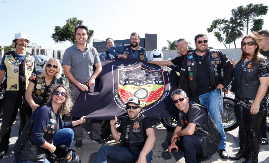 O governador Carlos Massa Ratinho Junior disse neste sábado (27) que o Governo do Paraná prepara, em parceria com motociclistas, uma agenda turística robusta para integrar ainda mais os clubes e potencializar as viagens ao encontro das belezas naturais do Estado. Ele participou das comemorações da 1ª Moto União, no Palácio Iguaçu, evento idealizado pelo Departamento de Trânsito do Paraná (Detran-PR) que passa a fazer parte do calendário estadual em razão do Dia do Motociclista.