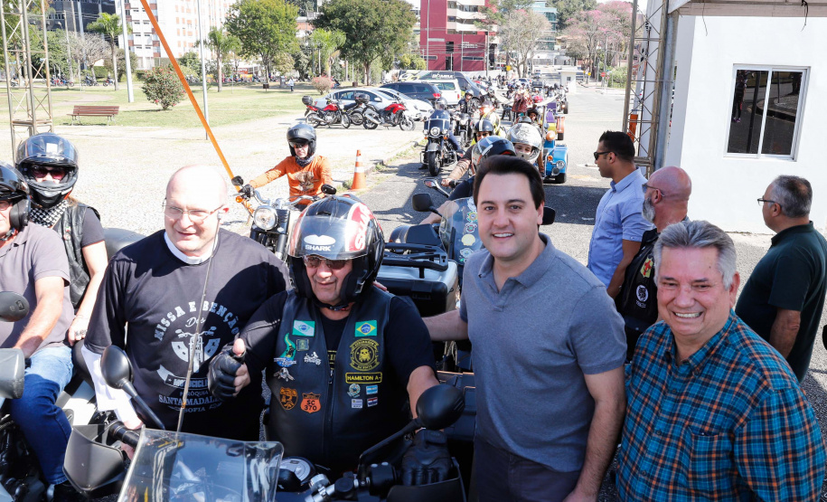 O governador Carlos Massa Ratinho Junior disse neste sábado (27) que o Governo do Paraná prepara, em parceria com motociclistas, uma agenda turística robusta para integrar ainda mais os clubes e potencializar as viagens ao encontro das belezas naturais do Estado. Ele participou das comemorações da 1ª Moto União, no Palácio Iguaçu, evento idealizado pelo Departamento de Trânsito do Paraná (Detran-PR) que passa a fazer parte do calendário estadual em razão do Dia do Motociclista.
