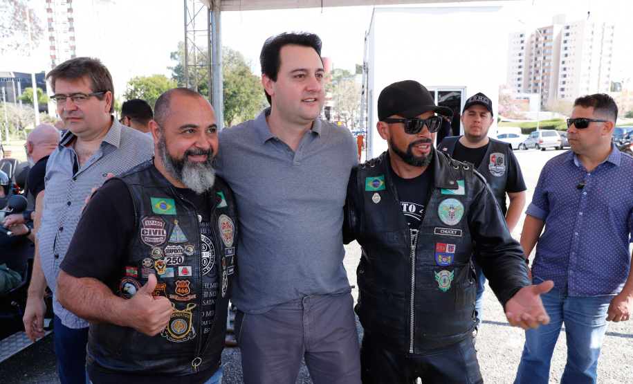 O governador Carlos Massa Ratinho Junior disse neste sábado (27) que o Governo do Paraná prepara, em parceria com motociclistas, uma agenda turística robusta para integrar ainda mais os clubes e potencializar as viagens ao encontro das belezas naturais do Estado. Ele participou das comemorações da 1ª Moto União, no Palácio Iguaçu, evento idealizado pelo Departamento de Trânsito do Paraná (Detran-PR) que passa a fazer parte do calendário estadual em razão do Dia do Motociclista.