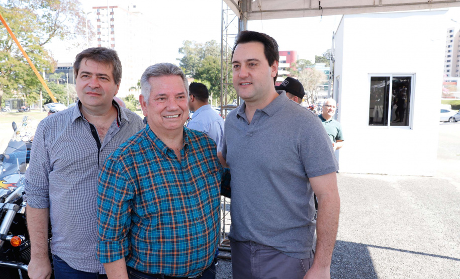 O governador Carlos Massa Ratinho Junior disse neste sábado (27) que o Governo do Paraná prepara, em parceria com motociclistas, uma agenda turística robusta para integrar ainda mais os clubes e potencializar as viagens ao encontro das belezas naturais do Estado. Ele participou das comemorações da 1ª Moto União, no Palácio Iguaçu, evento idealizado pelo Departamento de Trânsito do Paraná (Detran-PR) que passa a fazer parte do calendário estadual em razão do Dia do Motociclista.