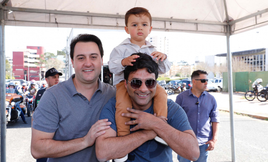 O governador Carlos Massa Ratinho Junior disse neste sábado (27) que o Governo do Paraná prepara, em parceria com motociclistas, uma agenda turística robusta para integrar ainda mais os clubes e potencializar as viagens ao encontro das belezas naturais do Estado. Ele participou das comemorações da 1ª Moto União, no Palácio Iguaçu, evento idealizado pelo Departamento de Trânsito do Paraná (Detran-PR) que passa a fazer parte do calendário estadual em razão do Dia do Motociclista.