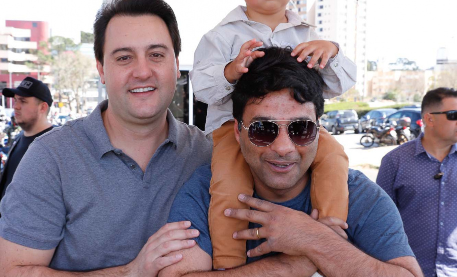 O governador Carlos Massa Ratinho Junior disse neste sábado (27) que o Governo do Paraná prepara, em parceria com motociclistas, uma agenda turística robusta para integrar ainda mais os clubes e potencializar as viagens ao encontro das belezas naturais do Estado. Ele participou das comemorações da 1ª Moto União, no Palácio Iguaçu, evento idealizado pelo Departamento de Trânsito do Paraná (Detran-PR) que passa a fazer parte do calendário estadual em razão do Dia do Motociclista.