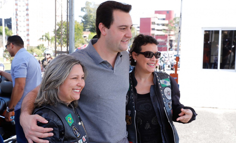 O governador Carlos Massa Ratinho Junior disse neste sábado (27) que o Governo do Paraná prepara, em parceria com motociclistas, uma agenda turística robusta para integrar ainda mais os clubes e potencializar as viagens ao encontro das belezas naturais do Estado. Ele participou das comemorações da 1ª Moto União, no Palácio Iguaçu, evento idealizado pelo Departamento de Trânsito do Paraná (Detran-PR) que passa a fazer parte do calendário estadual em razão do Dia do Motociclista.