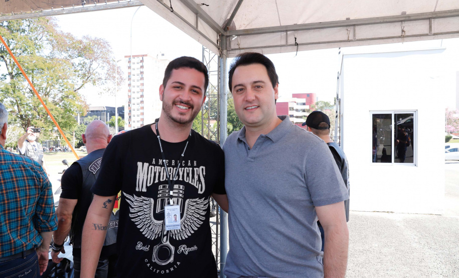 O governador Carlos Massa Ratinho Junior disse neste sábado (27) que o Governo do Paraná prepara, em parceria com motociclistas, uma agenda turística robusta para integrar ainda mais os clubes e potencializar as viagens ao encontro das belezas naturais do Estado. Ele participou das comemorações da 1ª Moto União, no Palácio Iguaçu, evento idealizado pelo Departamento de Trânsito do Paraná (Detran-PR) que passa a fazer parte do calendário estadual em razão do Dia do Motociclista.