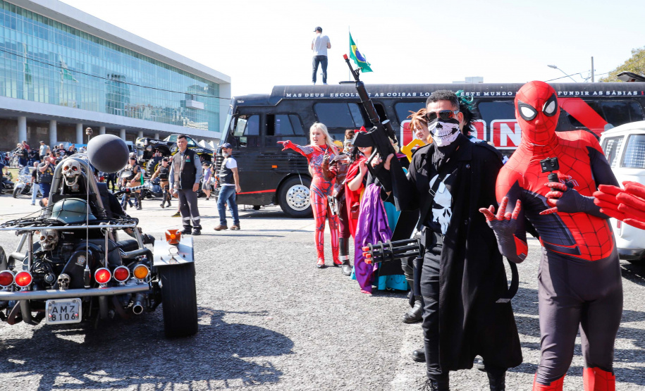 O governador Carlos Massa Ratinho Junior disse neste sábado (27) que o Governo do Paraná prepara, em parceria com motociclistas, uma agenda turística robusta para integrar ainda mais os clubes e potencializar as viagens ao encontro das belezas naturais do Estado. Ele participou das comemorações da 1ª Moto União, no Palácio Iguaçu, evento idealizado pelo Departamento de Trânsito do Paraná (Detran-PR) que passa a fazer parte do calendário estadual em razão do Dia do Motociclista.
