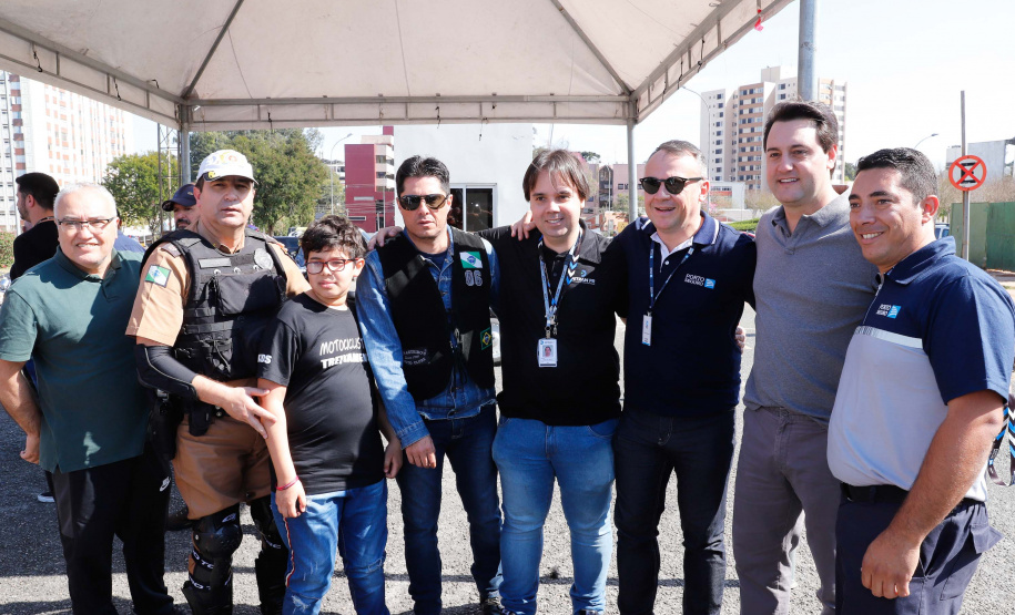 O governador Carlos Massa Ratinho Junior disse neste sábado (27) que o Governo do Paraná prepara, em parceria com motociclistas, uma agenda turística robusta para integrar ainda mais os clubes e potencializar as viagens ao encontro das belezas naturais do Estado. Ele participou das comemorações da 1ª Moto União, no Palácio Iguaçu, evento idealizado pelo Departamento de Trânsito do Paraná (Detran-PR) que passa a fazer parte do calendário estadual em razão do Dia do Motociclista.