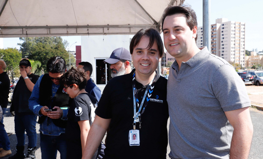 O governador Carlos Massa Ratinho Junior disse neste sábado (27) que o Governo do Paraná prepara, em parceria com motociclistas, uma agenda turística robusta para integrar ainda mais os clubes e potencializar as viagens ao encontro das belezas naturais do Estado. Ele participou das comemorações da 1ª Moto União, no Palácio Iguaçu, evento idealizado pelo Departamento de Trânsito do Paraná (Detran-PR) que passa a fazer parte do calendário estadual em razão do Dia do Motociclista.