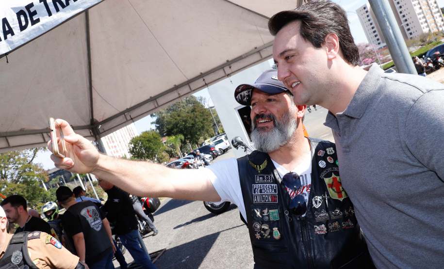 O governador Carlos Massa Ratinho Junior disse neste sábado (27) que o Governo do Paraná prepara, em parceria com motociclistas, uma agenda turística robusta para integrar ainda mais os clubes e potencializar as viagens ao encontro das belezas naturais do Estado. Ele participou das comemorações da 1ª Moto União, no Palácio Iguaçu, evento idealizado pelo Departamento de Trânsito do Paraná (Detran-PR) que passa a fazer parte do calendário estadual em razão do Dia do Motociclista.