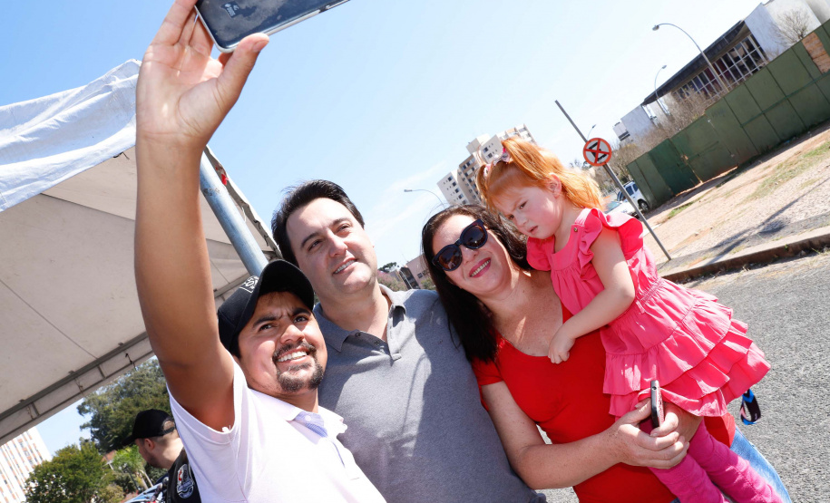 O governador Carlos Massa Ratinho Junior disse neste sábado (27) que o Governo do Paraná prepara, em parceria com motociclistas, uma agenda turística robusta para integrar ainda mais os clubes e potencializar as viagens ao encontro das belezas naturais do Estado. Ele participou das comemorações da 1ª Moto União, no Palácio Iguaçu, evento idealizado pelo Departamento de Trânsito do Paraná (Detran-PR) que passa a fazer parte do calendário estadual em razão do Dia do Motociclista.