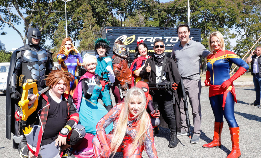 O governador Carlos Massa Ratinho Junior disse neste sábado (27) que o Governo do Paraná prepara, em parceria com motociclistas, uma agenda turística robusta para integrar ainda mais os clubes e potencializar as viagens ao encontro das belezas naturais do Estado. Ele participou das comemorações da 1ª Moto União, no Palácio Iguaçu, evento idealizado pelo Departamento de Trânsito do Paraná (Detran-PR) que passa a fazer parte do calendário estadual em razão do Dia do Motociclista.