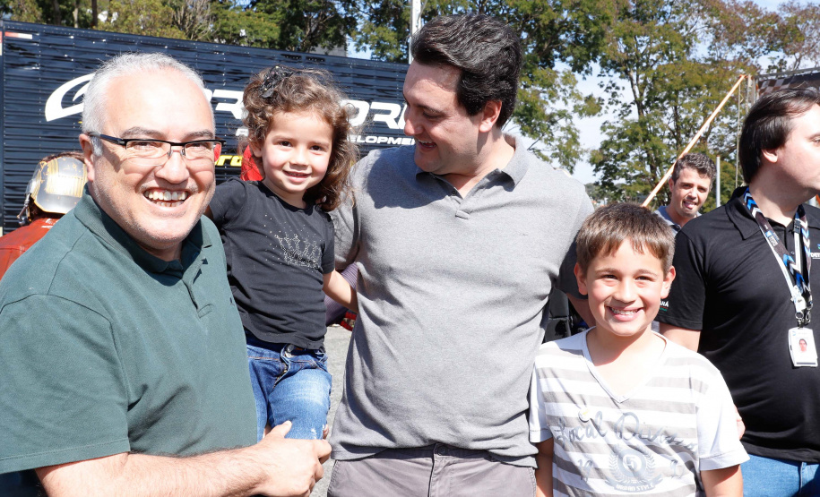 O governador Carlos Massa Ratinho Junior disse neste sábado (27) que o Governo do Paraná prepara, em parceria com motociclistas, uma agenda turística robusta para integrar ainda mais os clubes e potencializar as viagens ao encontro das belezas naturais do Estado. Ele participou das comemorações da 1ª Moto União, no Palácio Iguaçu, evento idealizado pelo Departamento de Trânsito do Paraná (Detran-PR) que passa a fazer parte do calendário estadual em razão do Dia do Motociclista.