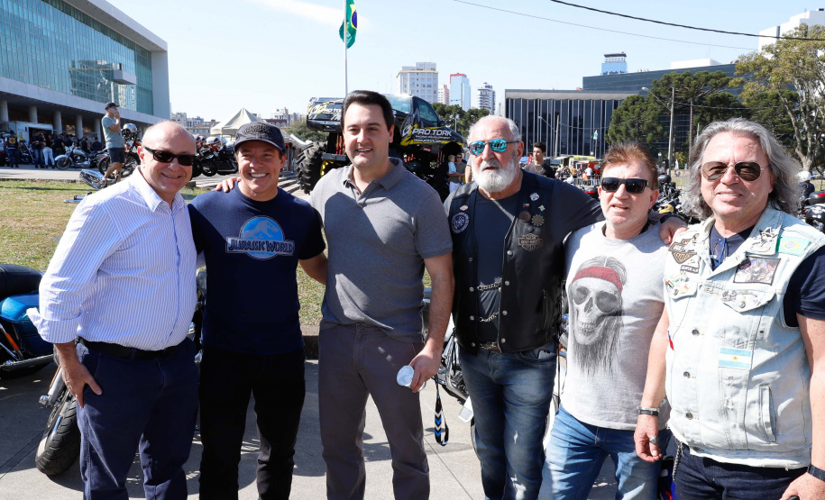 O governador Carlos Massa Ratinho Junior disse neste sábado (27) que o Governo do Paraná prepara, em parceria com motociclistas, uma agenda turística robusta para integrar ainda mais os clubes e potencializar as viagens ao encontro das belezas naturais do Estado. Ele participou das comemorações da 1ª Moto União, no Palácio Iguaçu, evento idealizado pelo Departamento de Trânsito do Paraná (Detran-PR) que passa a fazer parte do calendário estadual em razão do Dia do Motociclista.