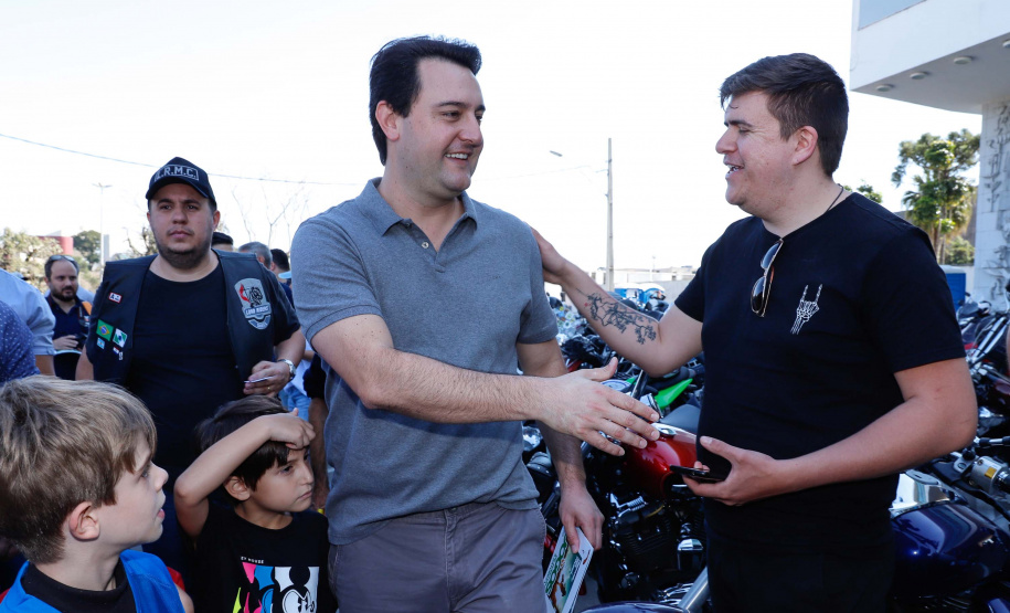 O governador Carlos Massa Ratinho Junior disse neste sábado (27) que o Governo do Paraná prepara, em parceria com motociclistas, uma agenda turística robusta para integrar ainda mais os clubes e potencializar as viagens ao encontro das belezas naturais do Estado. Ele participou das comemorações da 1ª Moto União, no Palácio Iguaçu, evento idealizado pelo Departamento de Trânsito do Paraná (Detran-PR) que passa a fazer parte do calendário estadual em razão do Dia do Motociclista.