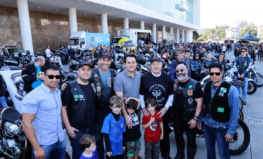 O governador Carlos Massa Ratinho Junior disse neste sábado (27) que o Governo do Paraná prepara, em parceria com motociclistas, uma agenda turística robusta para integrar ainda mais os clubes e potencializar as viagens ao encontro das belezas naturais do Estado. Ele participou das comemorações da 1ª Moto União, no Palácio Iguaçu, evento idealizado pelo Departamento de Trânsito do Paraná (Detran-PR) que passa a fazer parte do calendário estadual em razão do Dia do Motociclista.
