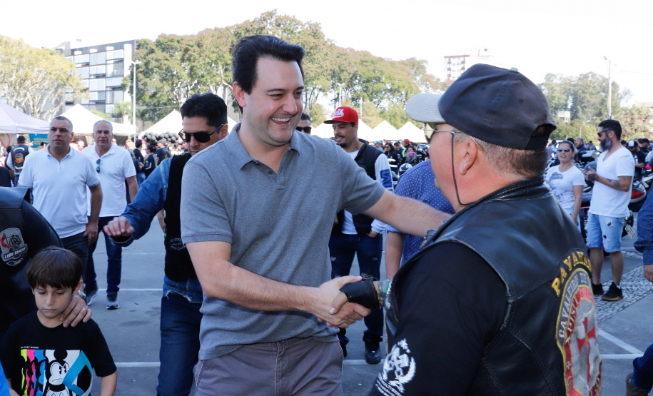 O governador Carlos Massa Ratinho Junior disse neste sábado (27) que o Governo do Paraná prepara, em parceria com motociclistas, uma agenda turística robusta para integrar ainda mais os clubes e potencializar as viagens ao encontro das belezas naturais do Estado. Ele participou das comemorações da 1ª Moto União, no Palácio Iguaçu, evento idealizado pelo Departamento de Trânsito do Paraná (Detran-PR) que passa a fazer parte do calendário estadual em razão do Dia do Motociclista.