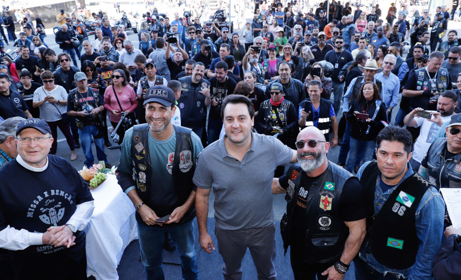 O governador Carlos Massa Ratinho Junior disse neste sábado (27) que o Governo do Paraná prepara, em parceria com motociclistas, uma agenda turística robusta para integrar ainda mais os clubes e potencializar as viagens ao encontro das belezas naturais do Estado. Ele participou das comemorações da 1ª Moto União, no Palácio Iguaçu, evento idealizado pelo Departamento de Trânsito do Paraná (Detran-PR) que passa a fazer parte do calendário estadual em razão do Dia do Motociclista.