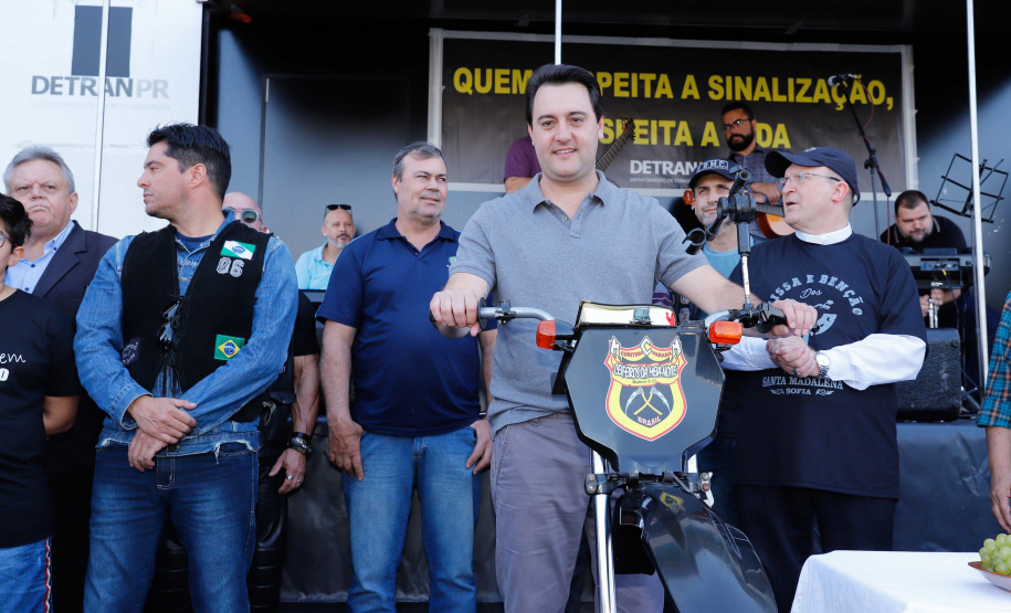 O governador Carlos Massa Ratinho Junior disse neste sábado (27) que o Governo do Paraná prepara, em parceria com motociclistas, uma agenda turística robusta para integrar ainda mais os clubes e potencializar as viagens ao encontro das belezas naturais do Estado. Ele participou das comemorações da 1ª Moto União, no Palácio Iguaçu, evento idealizado pelo Departamento de Trânsito do Paraná (Detran-PR) que passa a fazer parte do calendário estadual em razão do Dia do Motociclista.