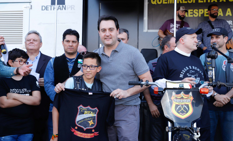 O governador Carlos Massa Ratinho Junior disse neste sábado (27) que o Governo do Paraná prepara, em parceria com motociclistas, uma agenda turística robusta para integrar ainda mais os clubes e potencializar as viagens ao encontro das belezas naturais do Estado. Ele participou das comemorações da 1ª Moto União, no Palácio Iguaçu, evento idealizado pelo Departamento de Trânsito do Paraná (Detran-PR) que passa a fazer parte do calendário estadual em razão do Dia do Motociclista.