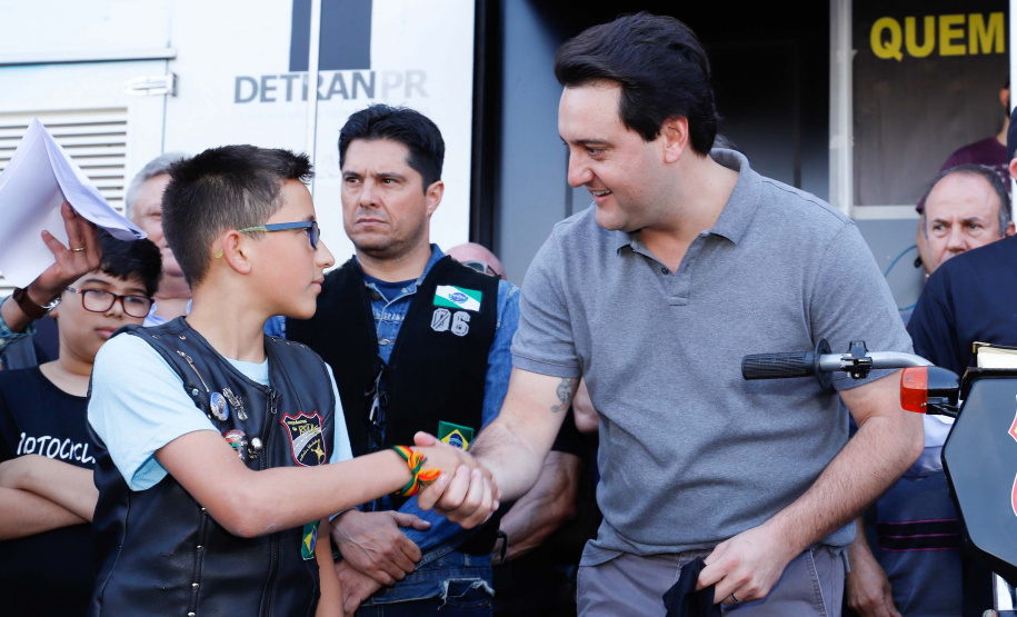 O governador Carlos Massa Ratinho Junior disse neste sábado (27) que o Governo do Paraná prepara, em parceria com motociclistas, uma agenda turística robusta para integrar ainda mais os clubes e potencializar as viagens ao encontro das belezas naturais do Estado. Ele participou das comemorações da 1ª Moto União, no Palácio Iguaçu, evento idealizado pelo Departamento de Trânsito do Paraná (Detran-PR) que passa a fazer parte do calendário estadual em razão do Dia do Motociclista.