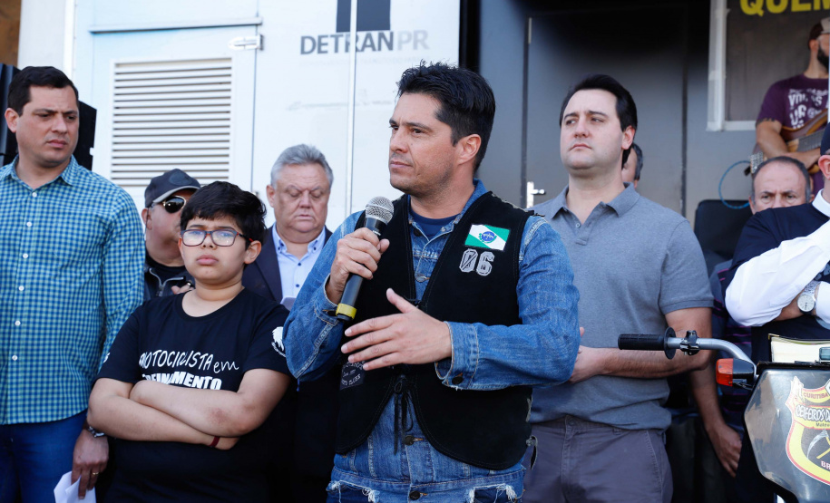 O governador Carlos Massa Ratinho Junior disse neste sábado (27) que o Governo do Paraná prepara, em parceria com motociclistas, uma agenda turística robusta para integrar ainda mais os clubes e potencializar as viagens ao encontro das belezas naturais do Estado. Ele participou das comemorações da 1ª Moto União, no Palácio Iguaçu, evento idealizado pelo Departamento de Trânsito do Paraná (Detran-PR) que passa a fazer parte do calendário estadual em razão do Dia do Motociclista.
