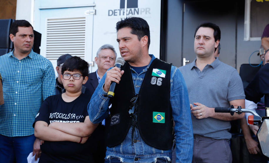 O governador Carlos Massa Ratinho Junior disse neste sábado (27) que o Governo do Paraná prepara, em parceria com motociclistas, uma agenda turística robusta para integrar ainda mais os clubes e potencializar as viagens ao encontro das belezas naturais do Estado. Ele participou das comemorações da 1ª Moto União, no Palácio Iguaçu, evento idealizado pelo Departamento de Trânsito do Paraná (Detran-PR) que passa a fazer parte do calendário estadual em razão do Dia do Motociclista.