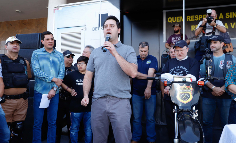 O governador Carlos Massa Ratinho Junior disse neste sábado (27) que o Governo do Paraná prepara, em parceria com motociclistas, uma agenda turística robusta para integrar ainda mais os clubes e potencializar as viagens ao encontro das belezas naturais do Estado. Ele participou das comemorações da 1ª Moto União, no Palácio Iguaçu, evento idealizado pelo Departamento de Trânsito do Paraná (Detran-PR) que passa a fazer parte do calendário estadual em razão do Dia do Motociclista.