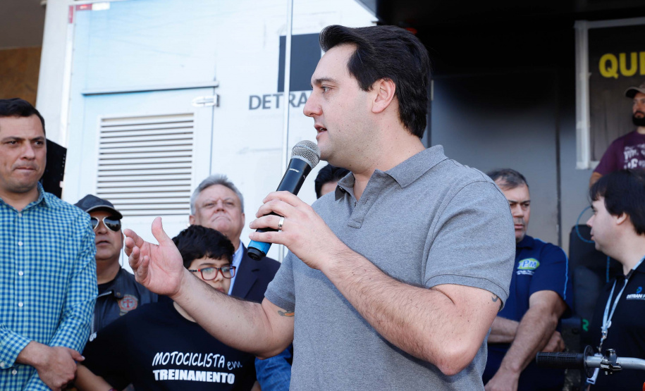 O governador Carlos Massa Ratinho Junior disse neste sábado (27) que o Governo do Paraná prepara, em parceria com motociclistas, uma agenda turística robusta para integrar ainda mais os clubes e potencializar as viagens ao encontro das belezas naturais do Estado. Ele participou das comemorações da 1ª Moto União, no Palácio Iguaçu, evento idealizado pelo Departamento de Trânsito do Paraná (Detran-PR) que passa a fazer parte do calendário estadual em razão do Dia do Motociclista.