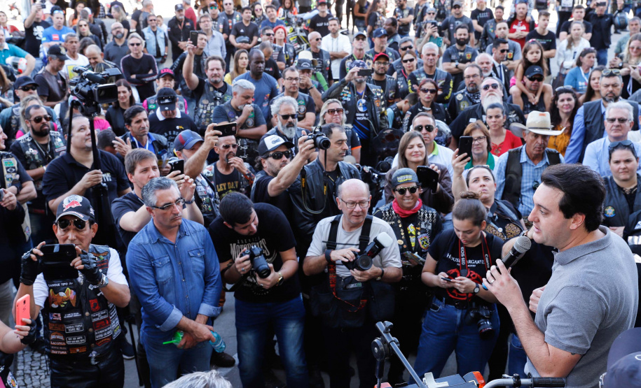 O governador Carlos Massa Ratinho Junior disse neste sábado (27) que o Governo do Paraná prepara, em parceria com motociclistas, uma agenda turística robusta para integrar ainda mais os clubes e potencializar as viagens ao encontro das belezas naturais do Estado. Ele participou das comemorações da 1ª Moto União, no Palácio Iguaçu, evento idealizado pelo Departamento de Trânsito do Paraná (Detran-PR) que passa a fazer parte do calendário estadual em razão do Dia do Motociclista.