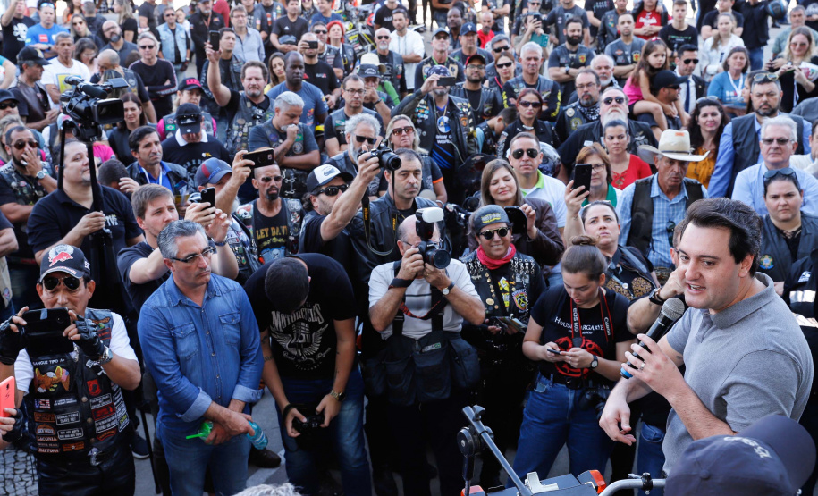 O governador Carlos Massa Ratinho Junior disse neste sábado (27) que o Governo do Paraná prepara, em parceria com motociclistas, uma agenda turística robusta para integrar ainda mais os clubes e potencializar as viagens ao encontro das belezas naturais do Estado. Ele participou das comemorações da 1ª Moto União, no Palácio Iguaçu, evento idealizado pelo Departamento de Trânsito do Paraná (Detran-PR) que passa a fazer parte do calendário estadual em razão do Dia do Motociclista.