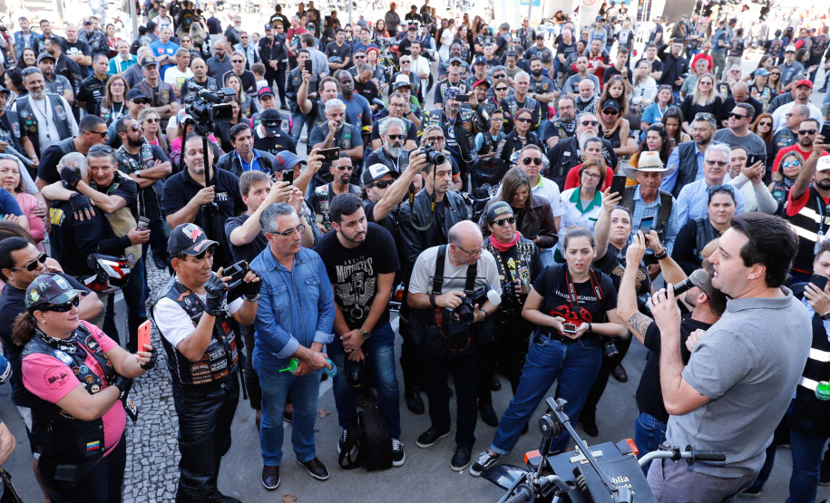 O governador Carlos Massa Ratinho Junior disse neste sábado (27) que o Governo do Paraná prepara, em parceria com motociclistas, uma agenda turística robusta para integrar ainda mais os clubes e potencializar as viagens ao encontro das belezas naturais do Estado. Ele participou das comemorações da 1ª Moto União, no Palácio Iguaçu, evento idealizado pelo Departamento de Trânsito do Paraná (Detran-PR) que passa a fazer parte do calendário estadual em razão do Dia do Motociclista.