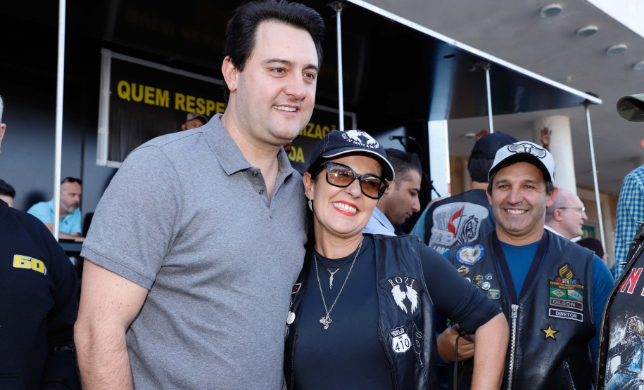 O governador Carlos Massa Ratinho Junior disse neste sábado (27) que o Governo do Paraná prepara, em parceria com motociclistas, uma agenda turística robusta para integrar ainda mais os clubes e potencializar as viagens ao encontro das belezas naturais do Estado. Ele participou das comemorações da 1ª Moto União, no Palácio Iguaçu, evento idealizado pelo Departamento de Trânsito do Paraná (Detran-PR) que passa a fazer parte do calendário estadual em razão do Dia do Motociclista.