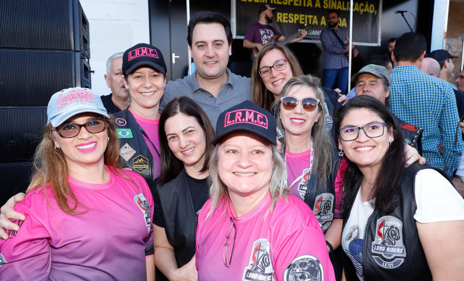 O governador Carlos Massa Ratinho Junior disse neste sábado (27) que o Governo do Paraná prepara, em parceria com motociclistas, uma agenda turística robusta para integrar ainda mais os clubes e potencializar as viagens ao encontro das belezas naturais do Estado. Ele participou das comemorações da 1ª Moto União, no Palácio Iguaçu, evento idealizado pelo Departamento de Trânsito do Paraná (Detran-PR) que passa a fazer parte do calendário estadual em razão do Dia do Motociclista.