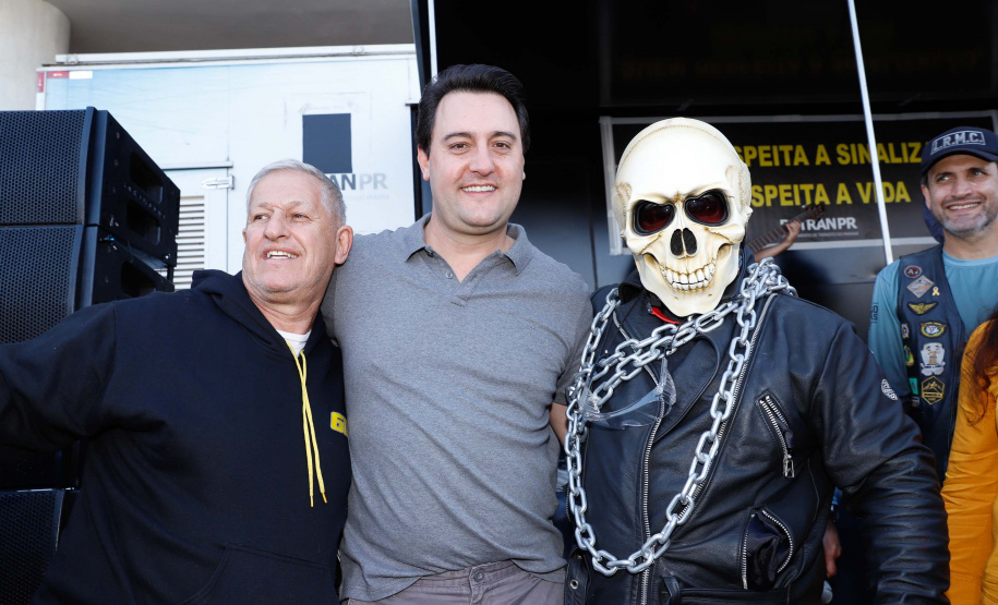 O governador Carlos Massa Ratinho Junior disse neste sábado (27) que o Governo do Paraná prepara, em parceria com motociclistas, uma agenda turística robusta para integrar ainda mais os clubes e potencializar as viagens ao encontro das belezas naturais do Estado. Ele participou das comemorações da 1ª Moto União, no Palácio Iguaçu, evento idealizado pelo Departamento de Trânsito do Paraná (Detran-PR) que passa a fazer parte do calendário estadual em razão do Dia do Motociclista.