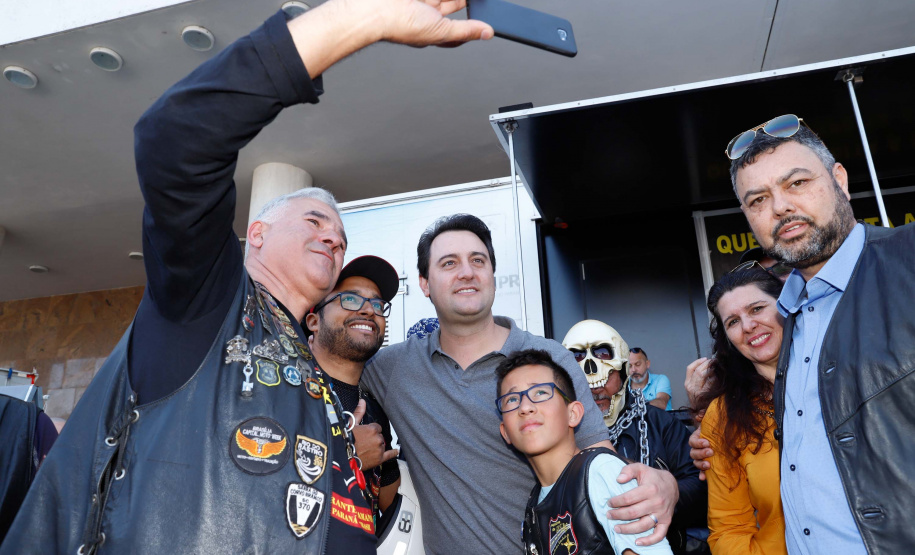 O governador Carlos Massa Ratinho Junior disse neste sábado (27) que o Governo do Paraná prepara, em parceria com motociclistas, uma agenda turística robusta para integrar ainda mais os clubes e potencializar as viagens ao encontro das belezas naturais do Estado. Ele participou das comemorações da 1ª Moto União, no Palácio Iguaçu, evento idealizado pelo Departamento de Trânsito do Paraná (Detran-PR) que passa a fazer parte do calendário estadual em razão do Dia do Motociclista.