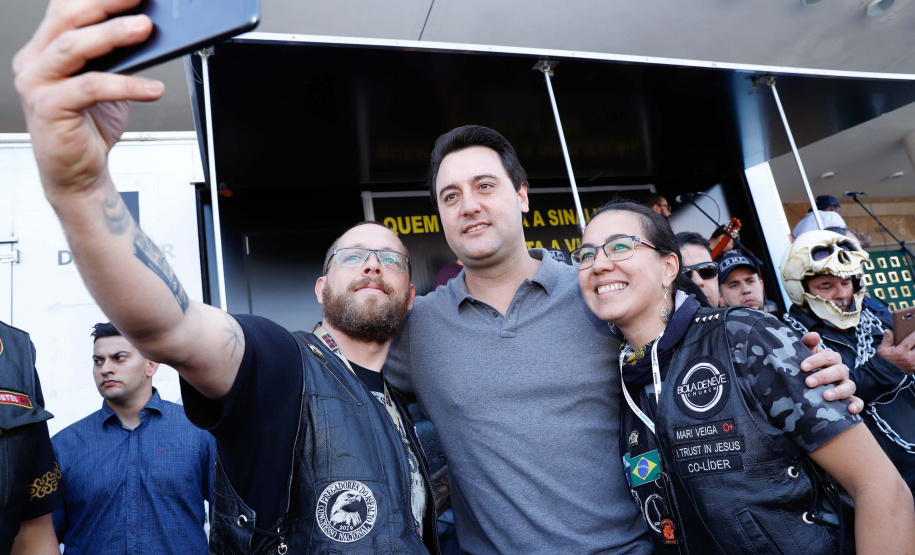 O governador Carlos Massa Ratinho Junior disse neste sábado (27) que o Governo do Paraná prepara, em parceria com motociclistas, uma agenda turística robusta para integrar ainda mais os clubes e potencializar as viagens ao encontro das belezas naturais do Estado. Ele participou das comemorações da 1ª Moto União, no Palácio Iguaçu, evento idealizado pelo Departamento de Trânsito do Paraná (Detran-PR) que passa a fazer parte do calendário estadual em razão do Dia do Motociclista.