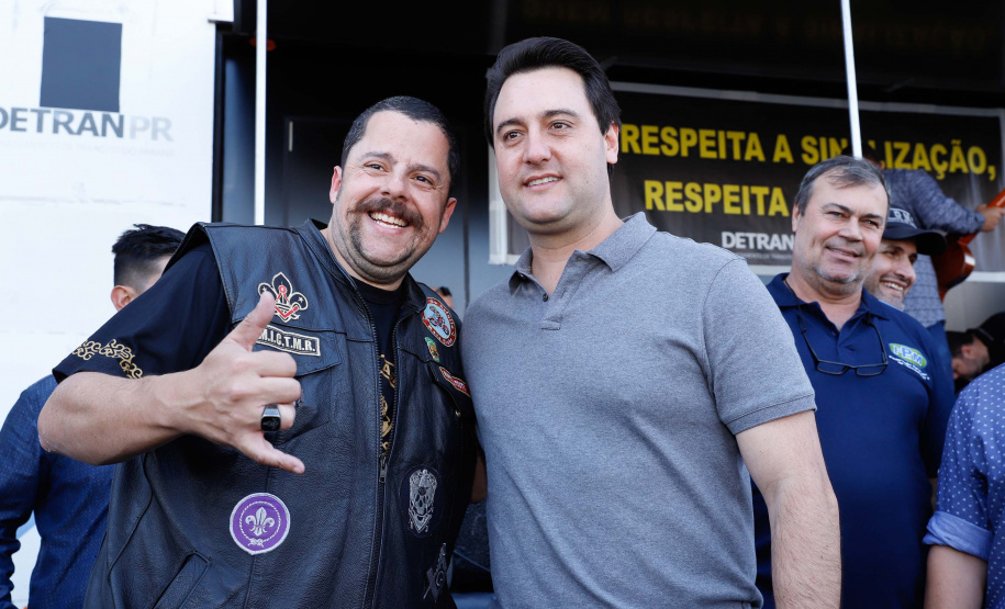 O governador Carlos Massa Ratinho Junior disse neste sábado (27) que o Governo do Paraná prepara, em parceria com motociclistas, uma agenda turística robusta para integrar ainda mais os clubes e potencializar as viagens ao encontro das belezas naturais do Estado. Ele participou das comemorações da 1ª Moto União, no Palácio Iguaçu, evento idealizado pelo Departamento de Trânsito do Paraná (Detran-PR) que passa a fazer parte do calendário estadual em razão do Dia do Motociclista.