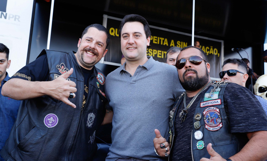 O governador Carlos Massa Ratinho Junior disse neste sábado (27) que o Governo do Paraná prepara, em parceria com motociclistas, uma agenda turística robusta para integrar ainda mais os clubes e potencializar as viagens ao encontro das belezas naturais do Estado. Ele participou das comemorações da 1ª Moto União, no Palácio Iguaçu, evento idealizado pelo Departamento de Trânsito do Paraná (Detran-PR) que passa a fazer parte do calendário estadual em razão do Dia do Motociclista.