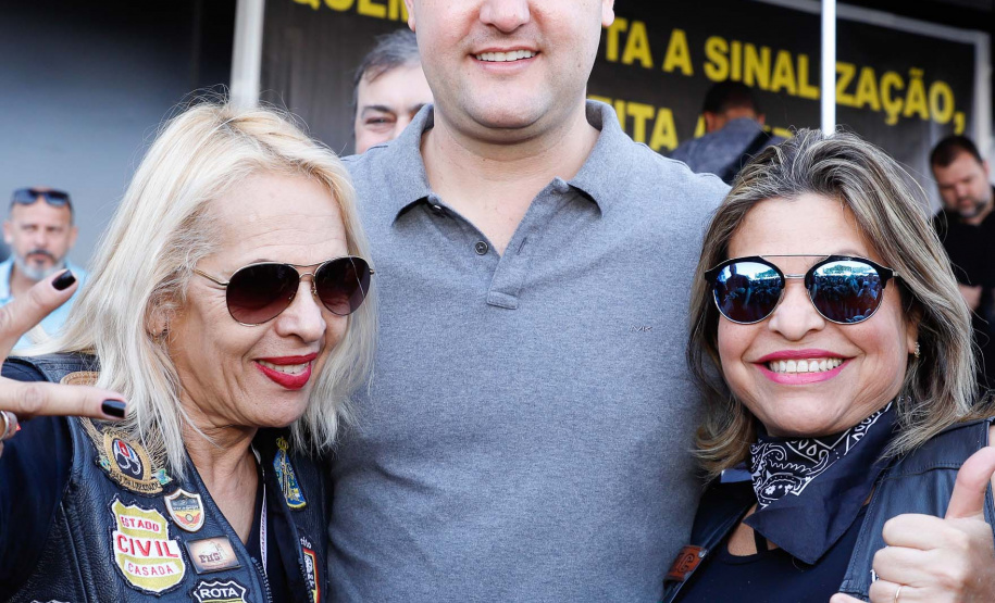 O governador Carlos Massa Ratinho Junior disse neste sábado (27) que o Governo do Paraná prepara, em parceria com motociclistas, uma agenda turística robusta para integrar ainda mais os clubes e potencializar as viagens ao encontro das belezas naturais do Estado. Ele participou das comemorações da 1ª Moto União, no Palácio Iguaçu, evento idealizado pelo Departamento de Trânsito do Paraná (Detran-PR) que passa a fazer parte do calendário estadual em razão do Dia do Motociclista.