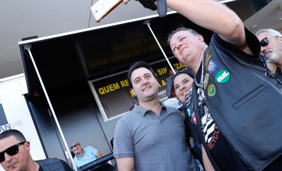 O governador Carlos Massa Ratinho Junior disse neste sábado (27) que o Governo do Paraná prepara, em parceria com motociclistas, uma agenda turística robusta para integrar ainda mais os clubes e potencializar as viagens ao encontro das belezas naturais do Estado. Ele participou das comemorações da 1ª Moto União, no Palácio Iguaçu, evento idealizado pelo Departamento de Trânsito do Paraná (Detran-PR) que passa a fazer parte do calendário estadual em razão do Dia do Motociclista.