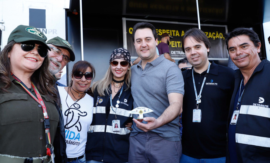 O governador Carlos Massa Ratinho Junior disse neste sábado (27) que o Governo do Paraná prepara, em parceria com motociclistas, uma agenda turística robusta para integrar ainda mais os clubes e potencializar as viagens ao encontro das belezas naturais do Estado. Ele participou das comemorações da 1ª Moto União, no Palácio Iguaçu, evento idealizado pelo Departamento de Trânsito do Paraná (Detran-PR) que passa a fazer parte do calendário estadual em razão do Dia do Motociclista.