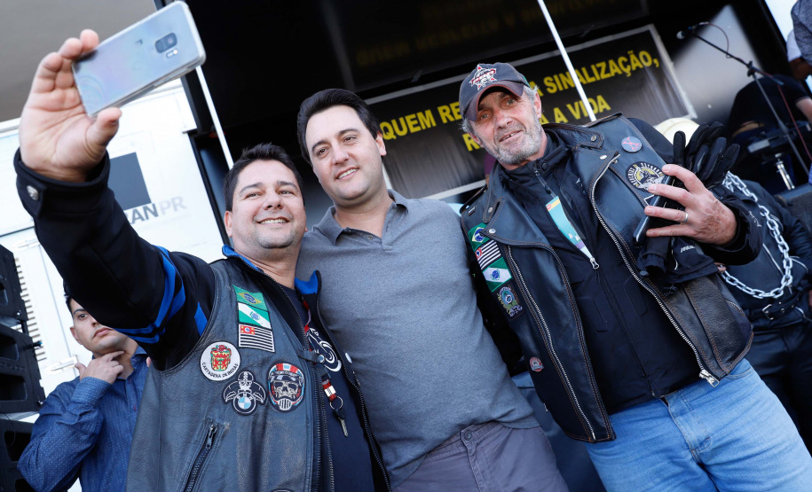 O governador Carlos Massa Ratinho Junior disse neste sábado (27) que o Governo do Paraná prepara, em parceria com motociclistas, uma agenda turística robusta para integrar ainda mais os clubes e potencializar as viagens ao encontro das belezas naturais do Estado. Ele participou das comemorações da 1ª Moto União, no Palácio Iguaçu, evento idealizado pelo Departamento de Trânsito do Paraná (Detran-PR) que passa a fazer parte do calendário estadual em razão do Dia do Motociclista.