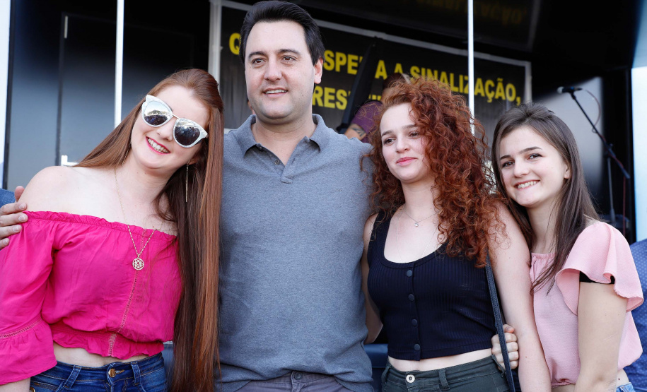 O governador Carlos Massa Ratinho Junior disse neste sábado (27) que o Governo do Paraná prepara, em parceria com motociclistas, uma agenda turística robusta para integrar ainda mais os clubes e potencializar as viagens ao encontro das belezas naturais do Estado. Ele participou das comemorações da 1ª Moto União, no Palácio Iguaçu, evento idealizado pelo Departamento de Trânsito do Paraná (Detran-PR) que passa a fazer parte do calendário estadual em razão do Dia do Motociclista.