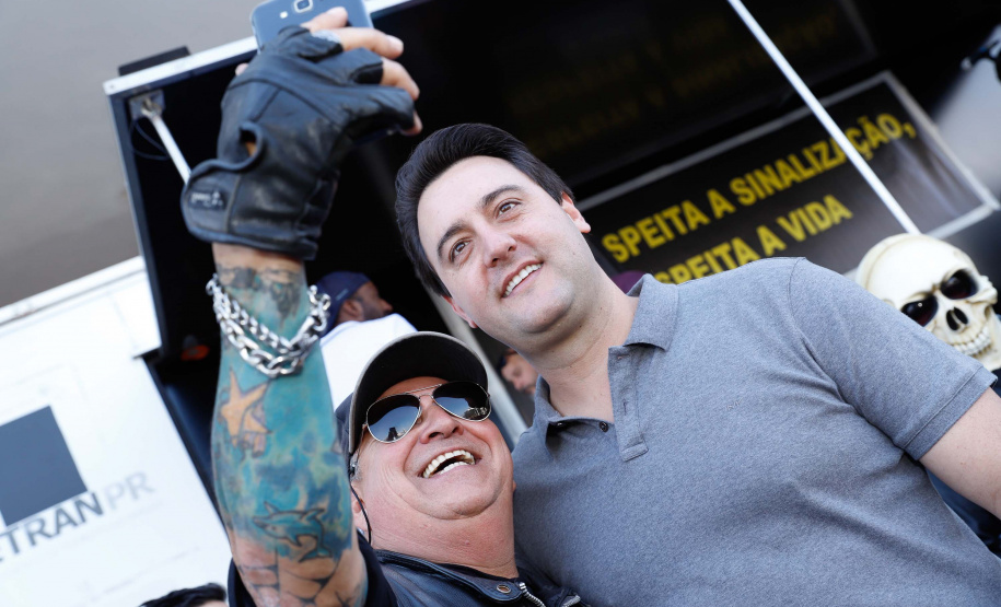 O governador Carlos Massa Ratinho Junior disse neste sábado (27) que o Governo do Paraná prepara, em parceria com motociclistas, uma agenda turística robusta para integrar ainda mais os clubes e potencializar as viagens ao encontro das belezas naturais do Estado. Ele participou das comemorações da 1ª Moto União, no Palácio Iguaçu, evento idealizado pelo Departamento de Trânsito do Paraná (Detran-PR) que passa a fazer parte do calendário estadual em razão do Dia do Motociclista.