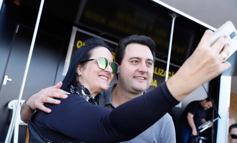 O governador Carlos Massa Ratinho Junior disse neste sábado (27) que o Governo do Paraná prepara, em parceria com motociclistas, uma agenda turística robusta para integrar ainda mais os clubes e potencializar as viagens ao encontro das belezas naturais do Estado. Ele participou das comemorações da 1ª Moto União, no Palácio Iguaçu, evento idealizado pelo Departamento de Trânsito do Paraná (Detran-PR) que passa a fazer parte do calendário estadual em razão do Dia do Motociclista.