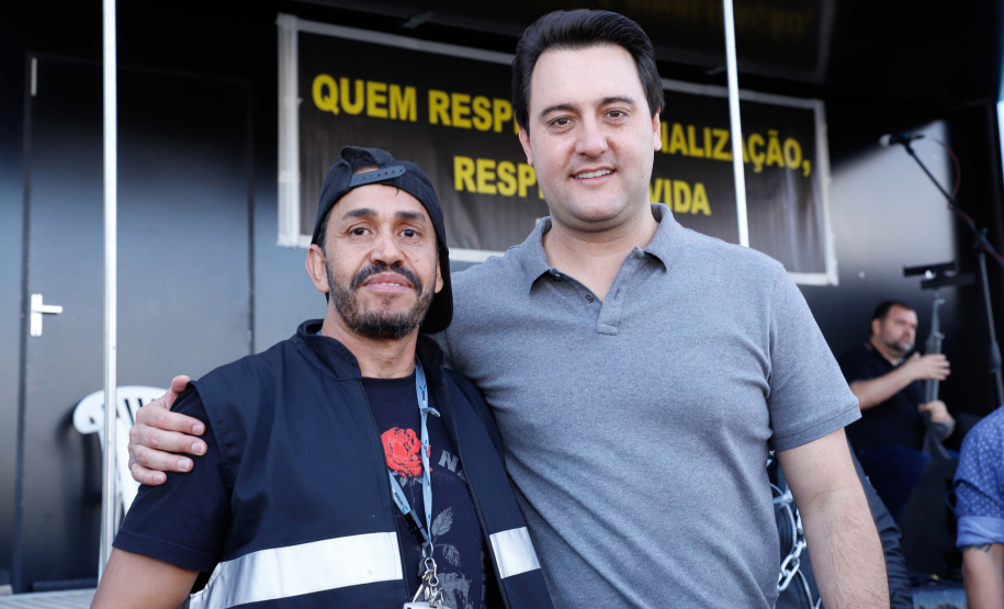 O governador Carlos Massa Ratinho Junior disse neste sábado (27) que o Governo do Paraná prepara, em parceria com motociclistas, uma agenda turística robusta para integrar ainda mais os clubes e potencializar as viagens ao encontro das belezas naturais do Estado. Ele participou das comemorações da 1ª Moto União, no Palácio Iguaçu, evento idealizado pelo Departamento de Trânsito do Paraná (Detran-PR) que passa a fazer parte do calendário estadual em razão do Dia do Motociclista.