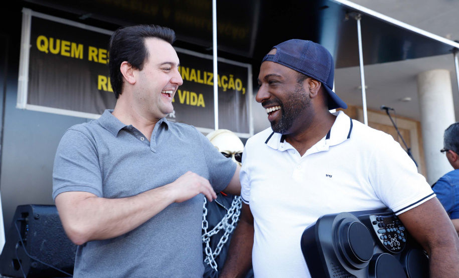 O governador Carlos Massa Ratinho Junior disse neste sábado (27) que o Governo do Paraná prepara, em parceria com motociclistas, uma agenda turística robusta para integrar ainda mais os clubes e potencializar as viagens ao encontro das belezas naturais do Estado. Ele participou das comemorações da 1ª Moto União, no Palácio Iguaçu, evento idealizado pelo Departamento de Trânsito do Paraná (Detran-PR) que passa a fazer parte do calendário estadual em razão do Dia do Motociclista.